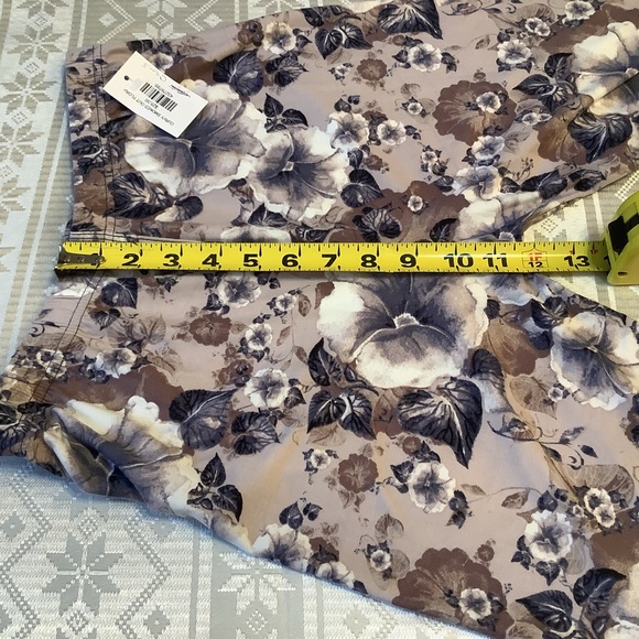 Capris Women’s Plus/Curvy 12-20 Elastic Waistband Smoked Out Floral Pattern - Picture 5 of 8